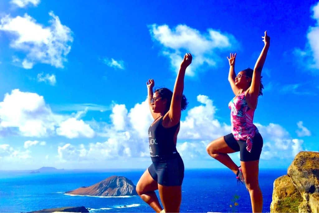 Girlfriends doing yoga in Oahu during their 7 days in Hawaii 