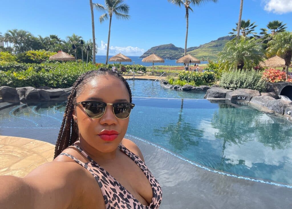 Taking a selfie at the pool and magnificent view at Marriott Vacation Club Lagoon- Kalanipu'u.